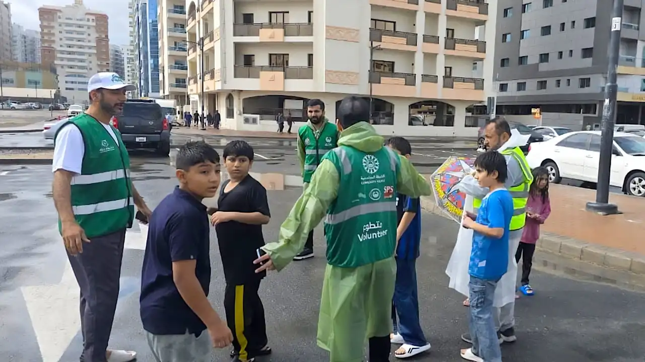 متطوعو مبادرة الشرطي جارك يساندون الجهود الحكومية لمواجهة تأثيرات الحالة الجوية الأخيرة